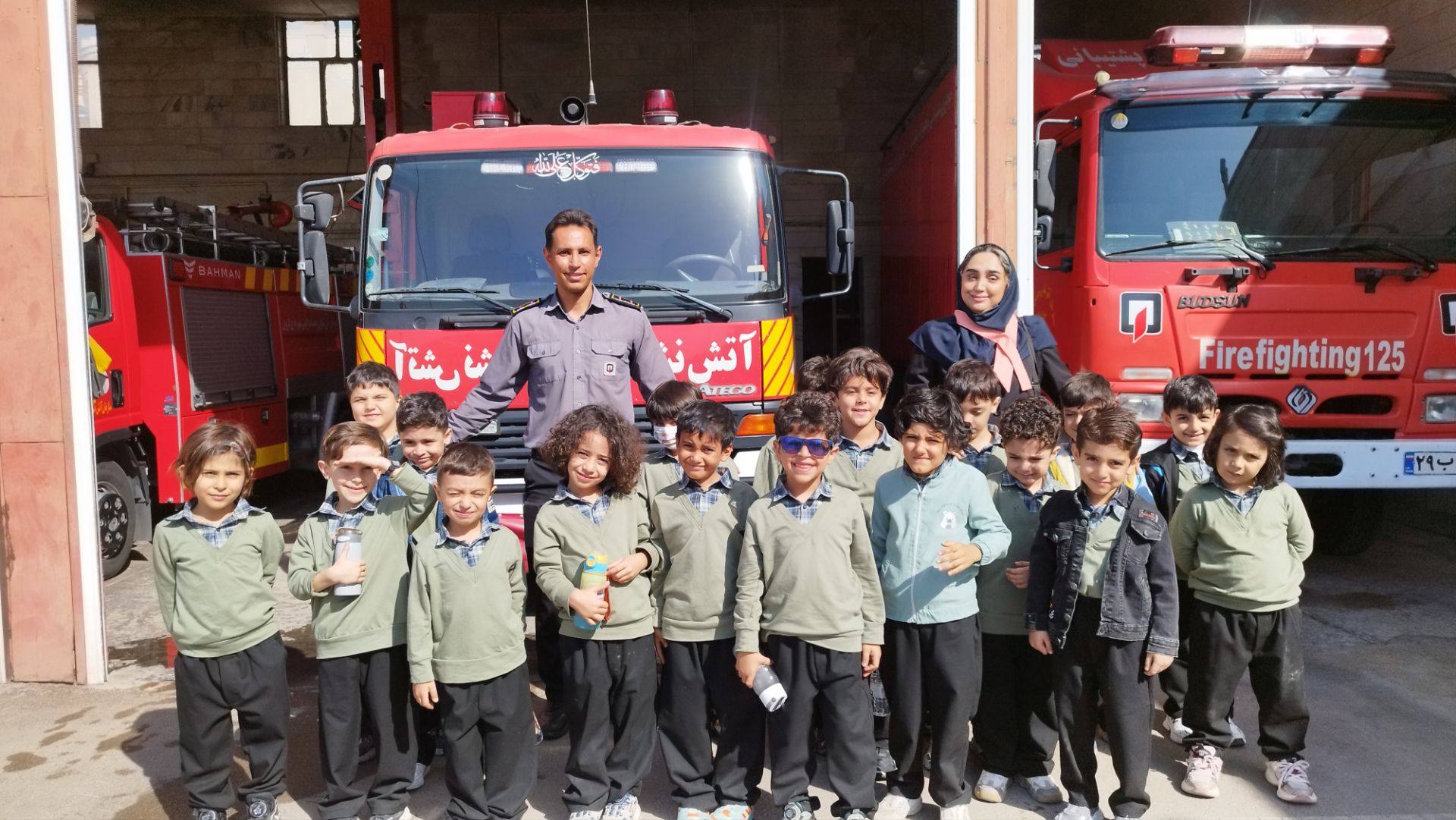 بازدید میدانی دانش آموزان از مرکز آتش نشانی شهر