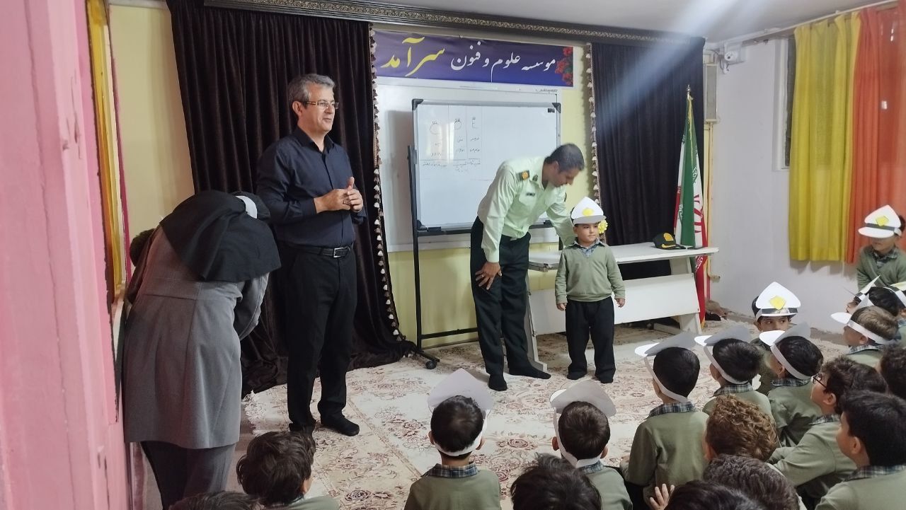 آشنایی با نقش پلیس در جامعه – تقویت حس مسئولیت‌پذیری و قانون‌مداری – ایجاد ارتباط مثبت میان پلیس و دانش‌آموز